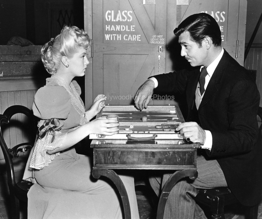 Lana Turner 1941 backgammon.jpg